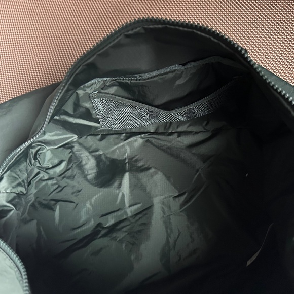 LULULEMON 3 IN 1 GYM DUFFLE BAG RAINFOREST GREEN 30L - Picture 15 of 16